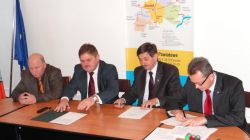 Umowę podpisali:Leszek Ruszczyk - Wicemarszłaek Województwa Mazowieckiego, Waldemar Urbański oraz Arkadiusz Sulima